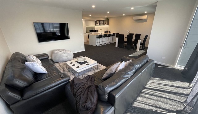 Luxury Apartment on Arbor-Lea