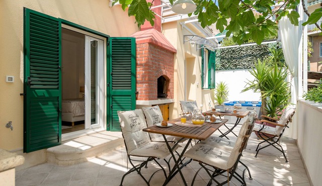 Luxury apartment positioned in a green oasis in the middle of the city