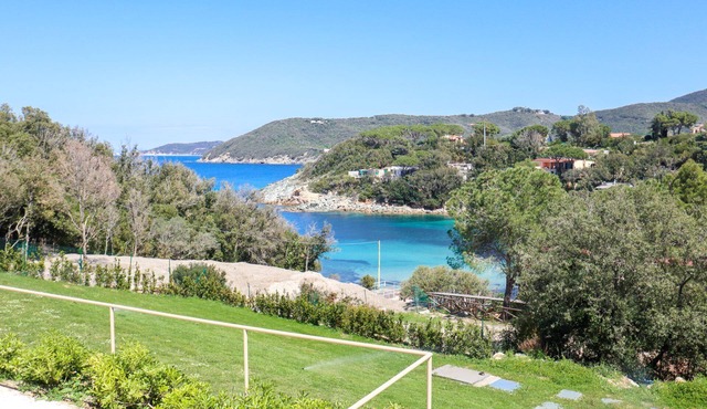 Luxury apartment with private access to the sea.