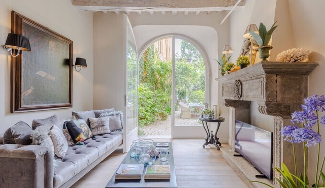 Luxury Apartment with Private Garden inside Lucca