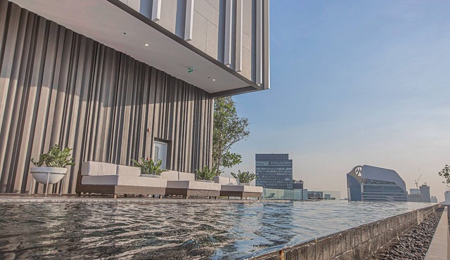 Luxury Apt. Free Pickup Siam/Central Embassy 无边泳池