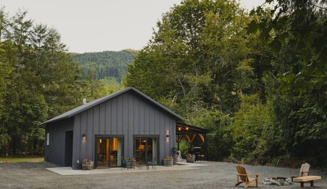 Luxury Barndominium-Hot Tub-Firepit-WIFI-EV-Nature