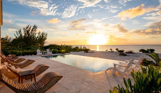 Luxury Beach House Villa with beachfront access & infinity pool in North Caicos!