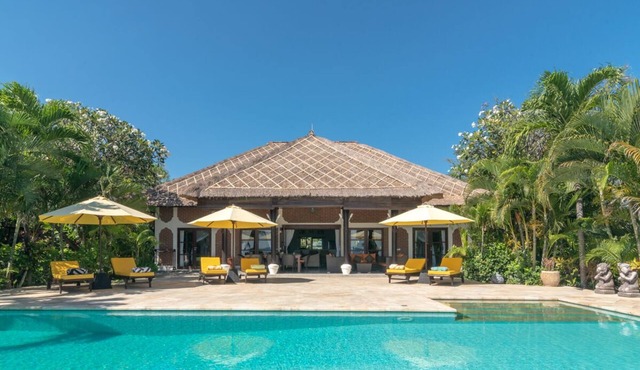 Luxury beach villa directly at sea, private pool, incl. Staff/Cook next Lovina