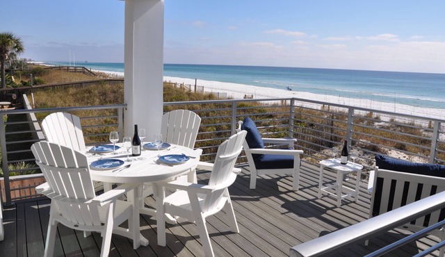 Luxury Beachfront Home, Sleeps 12, Kayaks, SUPs, & Beach Gear + 4 Parking spots
