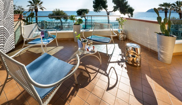 Luxury Beachfront 2BR/2Bath Apartment, Taormina beach, access to Pool, Parking