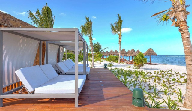Luxury Beachfront Escape, Rooftop Jacuzzis & Pools