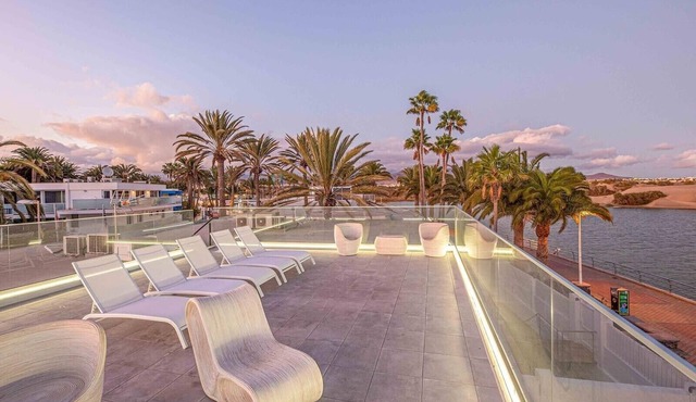 Luxury Beachfront Holiday Home with Sea Views, Jacuzzi, Air Conditioning & WiFi