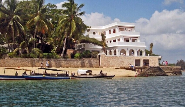 Luxury beachfront holiday house, pool garden all sea views, Forodhani House Lamu