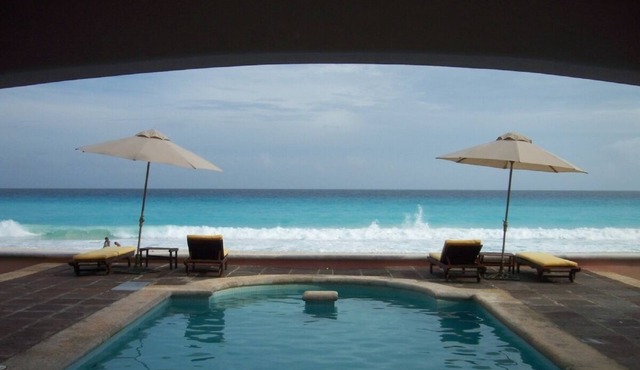 Luxury beachfront huge 4 bedroom IN HOTEL ZONE 1 mile form La ISLA Shopping