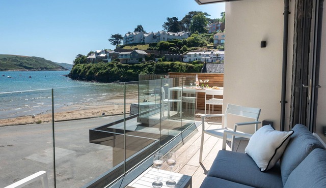 Luxury beachfront property sleeps 6 - parking