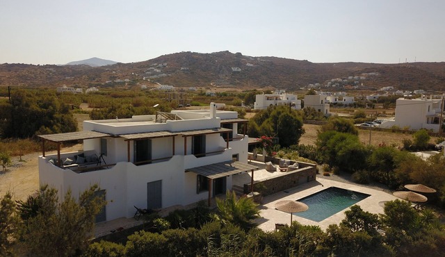 Luxury beachfront villa in Naxos for 14 people or kite surfers