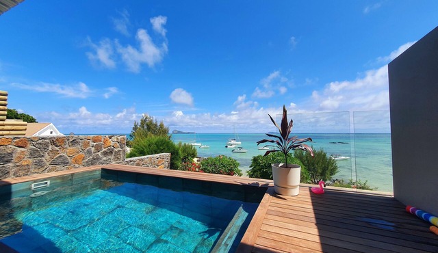 Luxury beachfront villa with private pool and cozy Pavillon with private jacuzzi on rooftop terrace