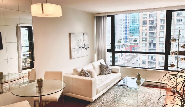 Luxury Beautiful Suite in the Heart of Downtown - Steps to BC Place Stadium!