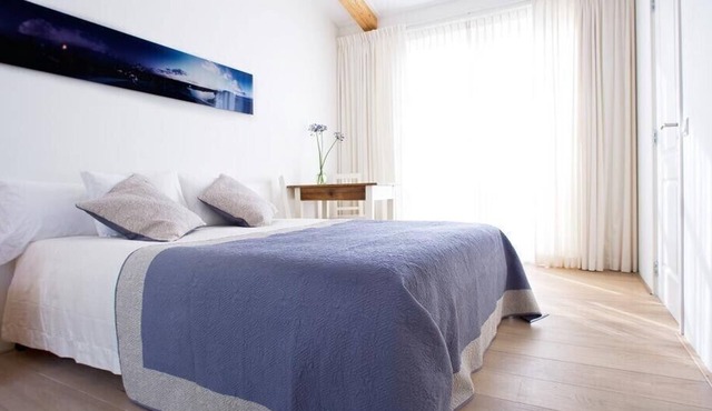 Luxury BedonBoard on Houseboat in Canals Amsterdam