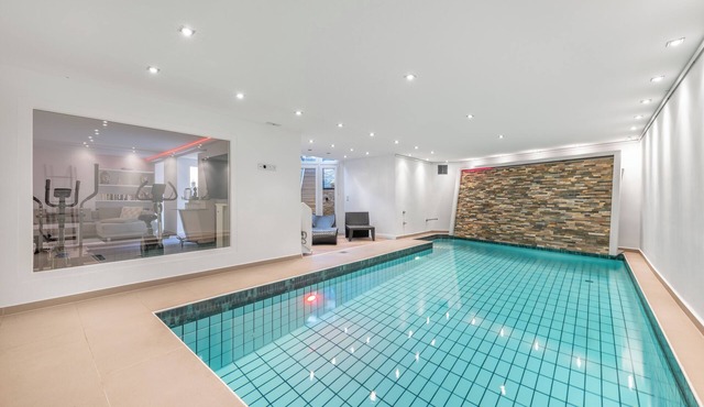 Luxury bungalow with heated private pool, sauna & discreet and central location.