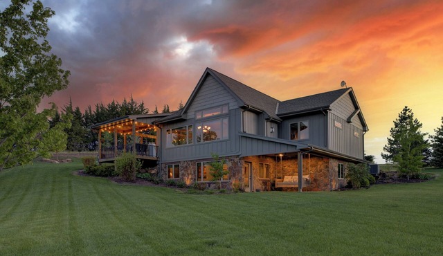 Luxury Cabin Overlooking Lake Wanahoo