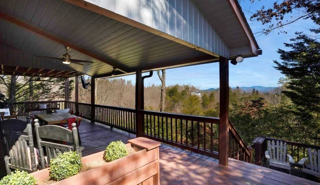 Luxury Cabin w/View, Hot Tub, Game Room, Fire Pit