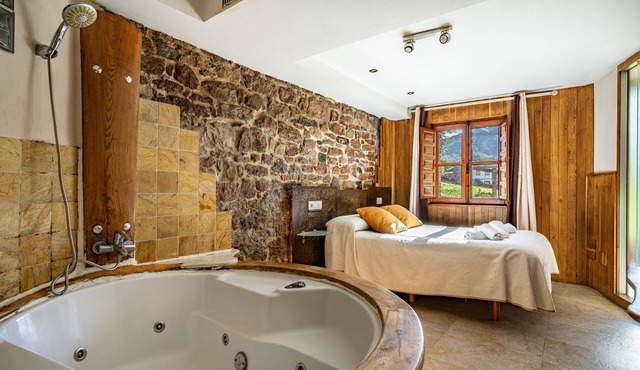 Luxury Cabin with Jacuzzi by the Sella River and Picos de Europa