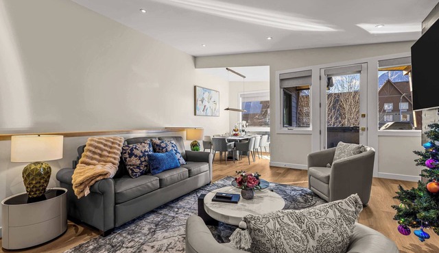 Luxury Canmore Mountain Retreat|Hot Tub|Sleeps14|4BR+DEN (BL# RES-11738)
