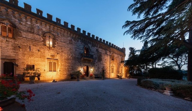 Luxury Castle rental for 28 people in Tuscany near the coast