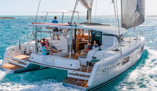 Luxury Catamaran Lagoon 42, 6 amazing islands, AC & Generator