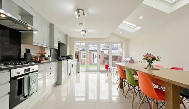 Luxury Central Windsor 5 Bed Home, Parking, Private Garden - Windsor Castle View, Legoland, Ascot, Heathrow Airport