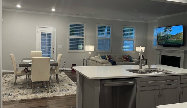 Luxury Charming 2-bedroom townhome with WiFi and AC in Pleasant Pittsboro