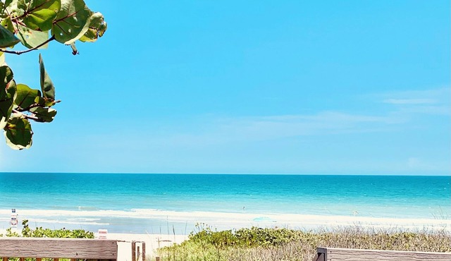 Luxury Coastal Retreat-Hanging Bed-Steps to the Beach!