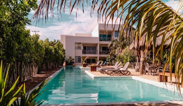 Luxury Condo, 200Mbps Fiber optic, Progreso East, steps from the beach