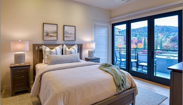 Luxury condo with 2 bedrooms/2 bathrooms, sleeper sofa, full kitchen.