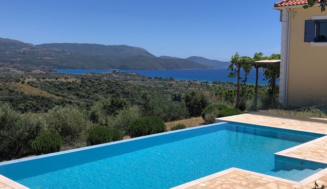 Luxury cosy villa, magic panorama view. Complete privacy. Infinity pool 10x4m.