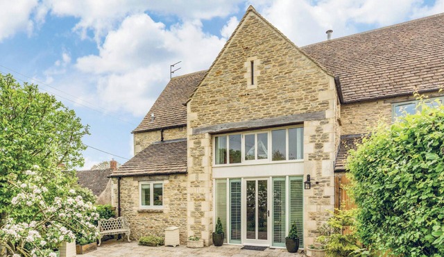 Luxury Cotswold Cottage Can Sleep 8. Secure Garden & Parking. Walks From Door