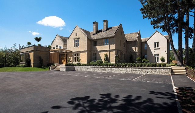 Luxury Cotswold house. Sleeps 22. Perfect for celebrations/weddings/corporate