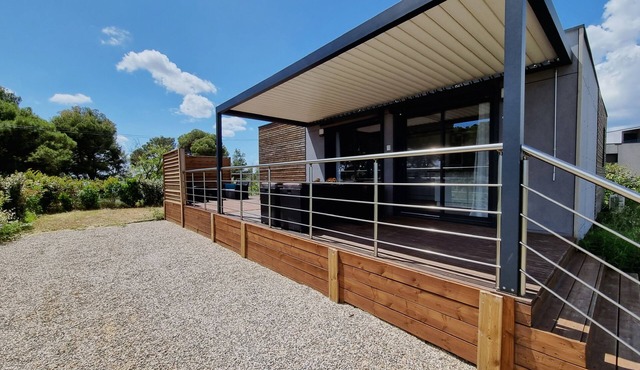 Luxury cottage with shared pool next to lake