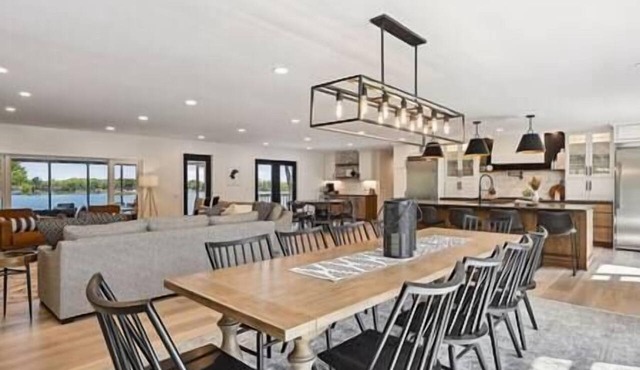 Luxury Cowdry Cottage Lake Home