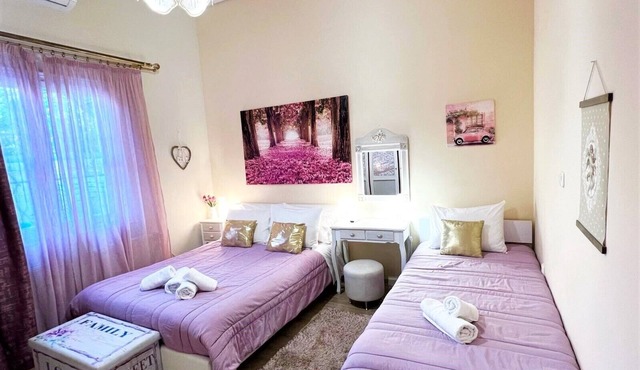 Luxury, cozy flat with yard anf fireplace, in the ancient port of Delphi