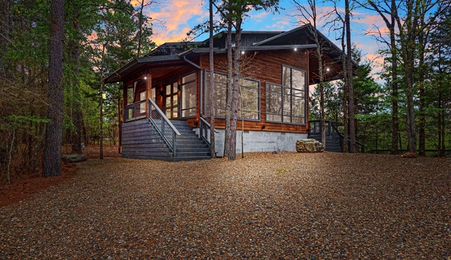 Luxury Creekside Cabin Sleeps 17 | Hot Tub | Game Room | Hochatown