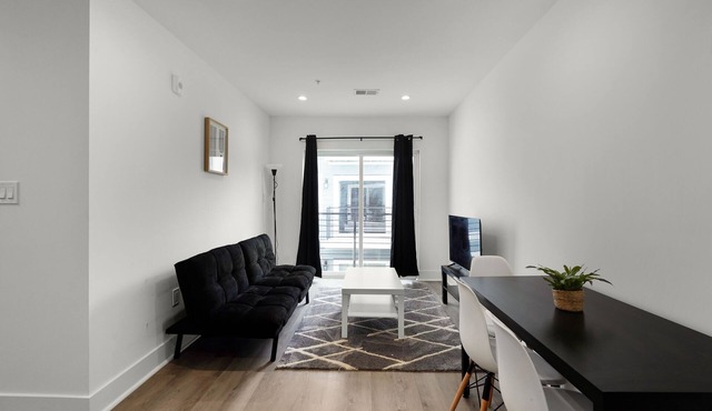 Luxury DC Unit with Courtyard View & Close to All