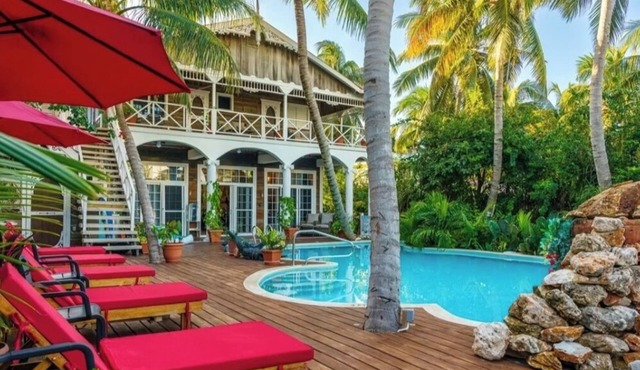 Luxury Deluxe King Suite