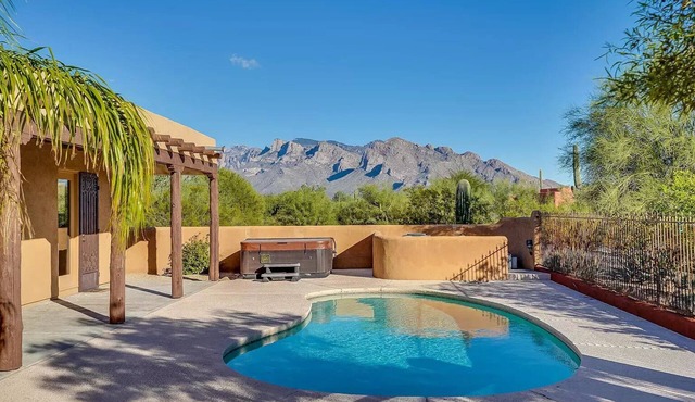 Luxury desert oasis, pool, 360 mountain views, perfect for families, biz travel.