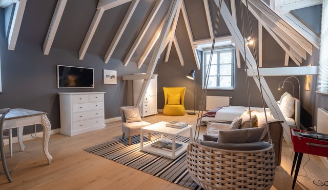 Luxury design apartment 100m from Lake Starnberg: THE MOUNTAIN ROOM