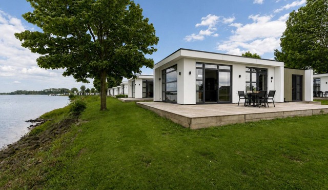 Luxury detached 4-person villa directly on the water at MarinaPark Bad Nederrijn. Enjoy views of the water from your living room, a spacious terrace, and all the comforts for a carefree stay in the Betuwe.