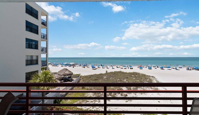 Luxury Direct Beachfront Views - Crimson #201