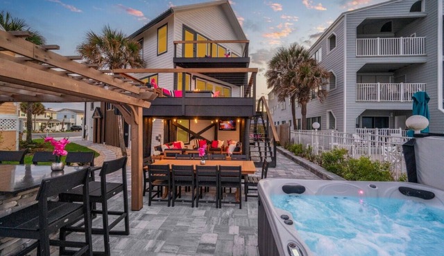 Luxury Direct Ocean Front, Near Downtown, Heated Pool, Hot Tub, Game Room, Sleeps 28, Pets