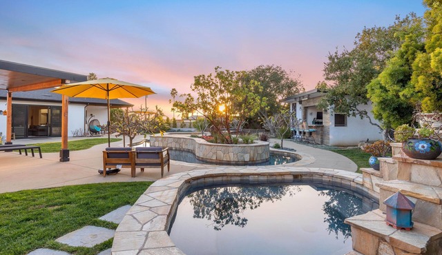 Luxury dog-friendly property with a pool, lazy river, firepit, bar, office, & AC