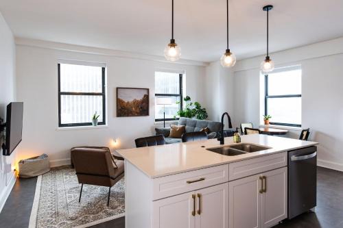 Luxury Downtown Apt with Parking, Gym, and Lap Pool · Sleeps 4-5