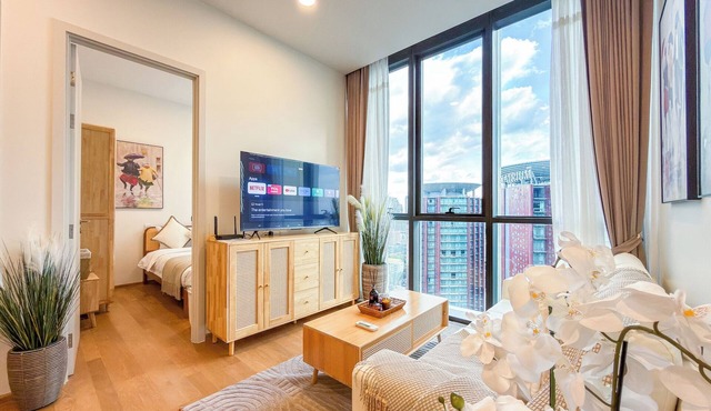 Luxury Downtown Bangkok 2BR 2BA · Sky Pool Gym · 5MIN Walk to Siam Paragon