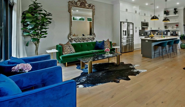 🦚Luxury Downtown Luxury Escape ☆ HotTub ☆Backyard Oasis☆ Sleeps 12