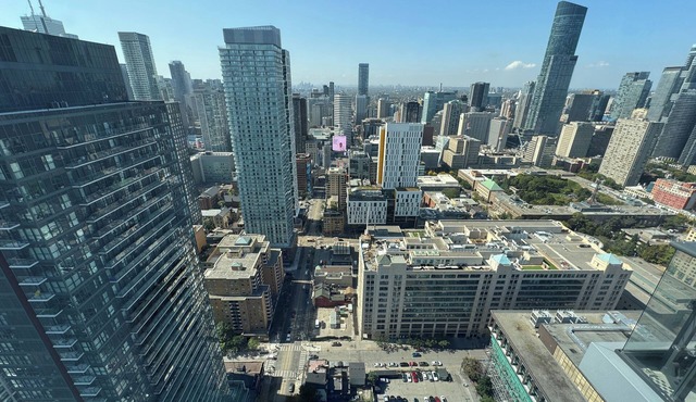 Luxury Downtown Toronto Condo | Gym + Indoor Pool